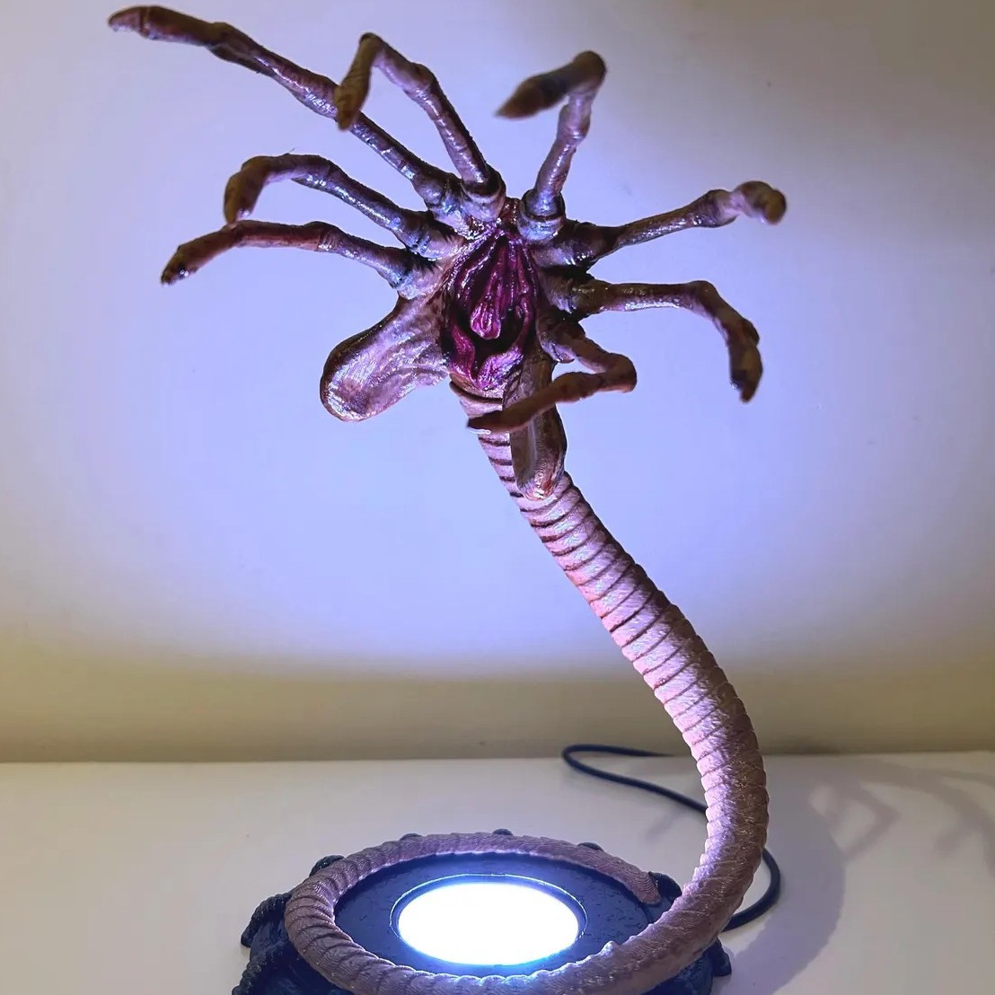 エイリアンフェイスハガーランプナイトライト、LEDライト付き - Lighting Decor Home のレビューと価格