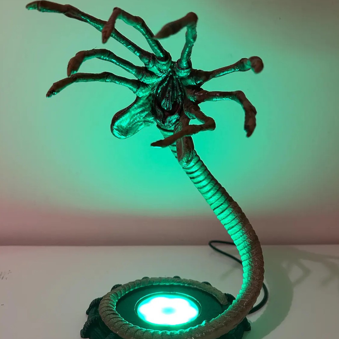エイリアンフェイスハガーランプナイトライト、LEDライト付き - Lighting Decor Home のレビューと価格
