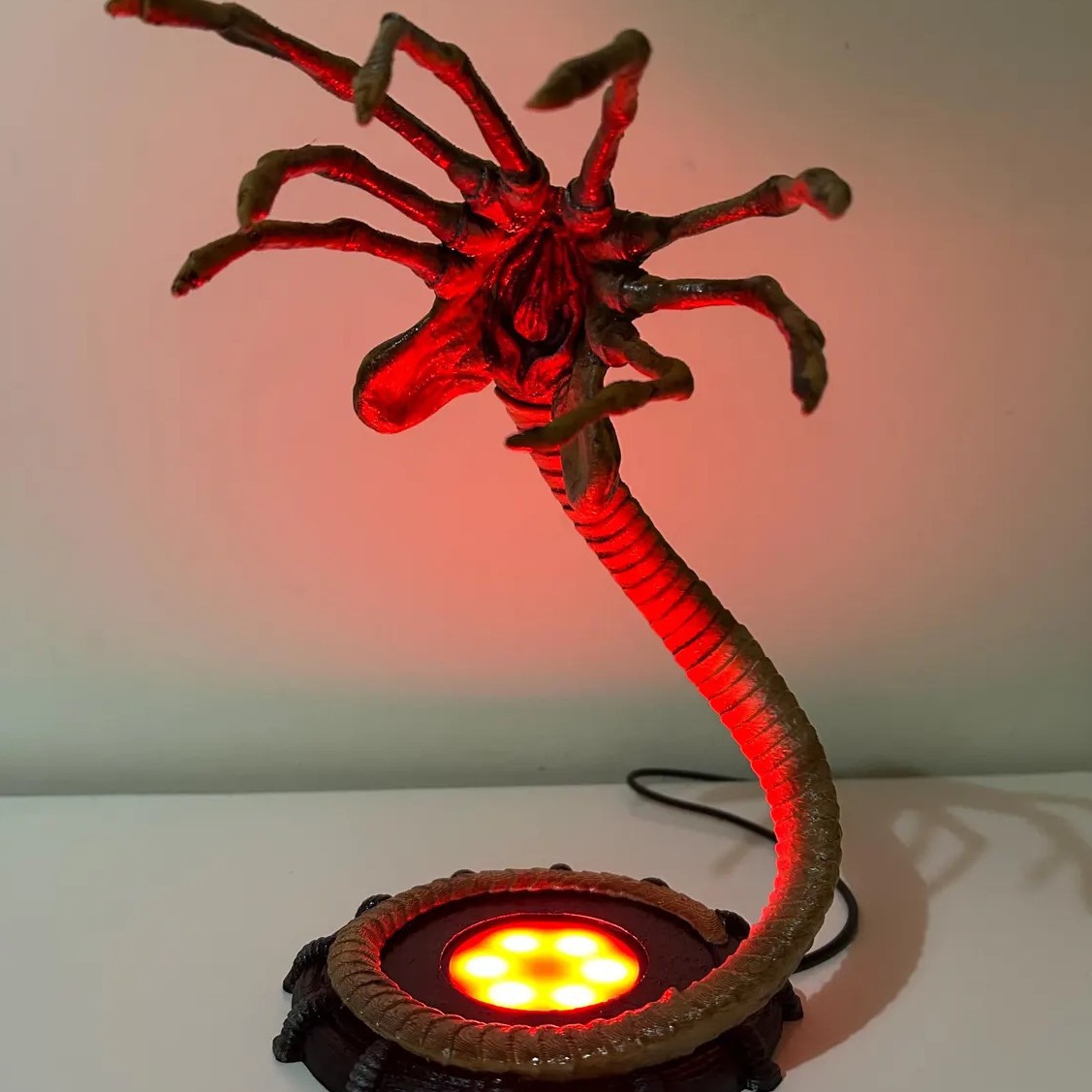 エイリアンフェイスハガーランプナイトライト、LEDライト付き - Lighting Decor Home のレビューと価格
